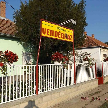 Opusztaszeri Mozes Vendeghaz Hotel Ngoại thất bức ảnh