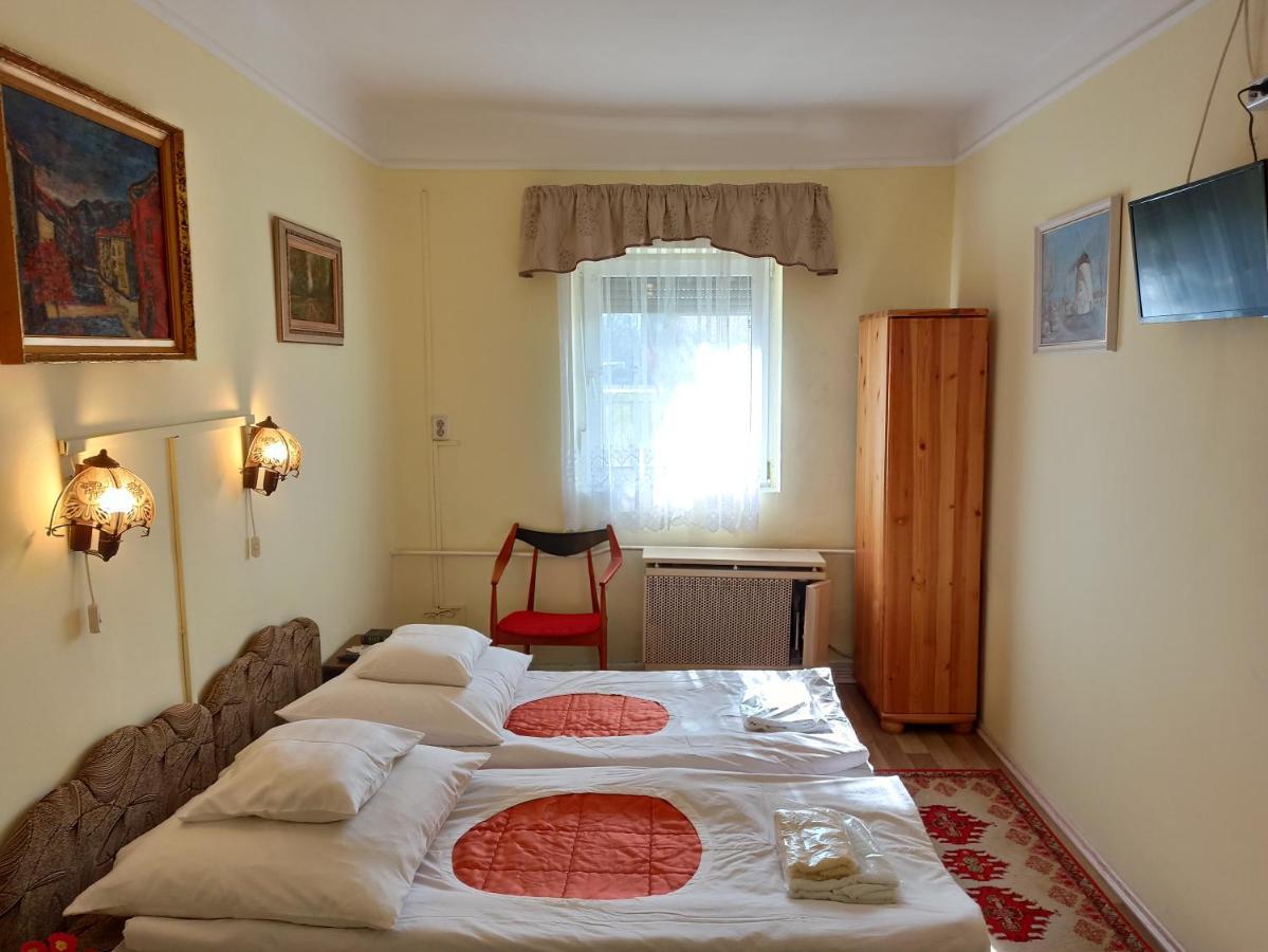 Opusztaszeri Mozes Vendeghaz Hotel Ngoại thất bức ảnh