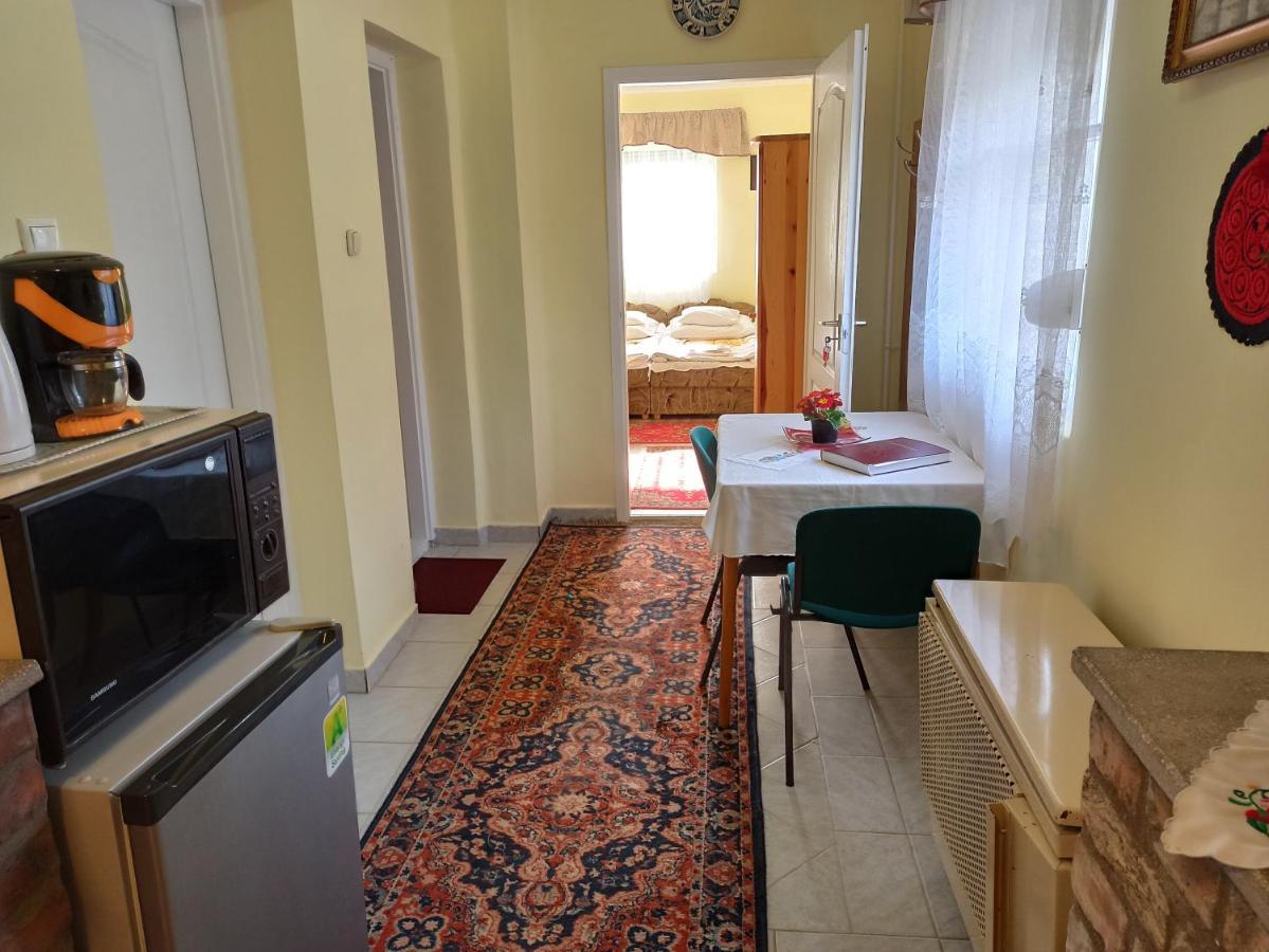 Opusztaszeri Mozes Vendeghaz Hotel Ngoại thất bức ảnh