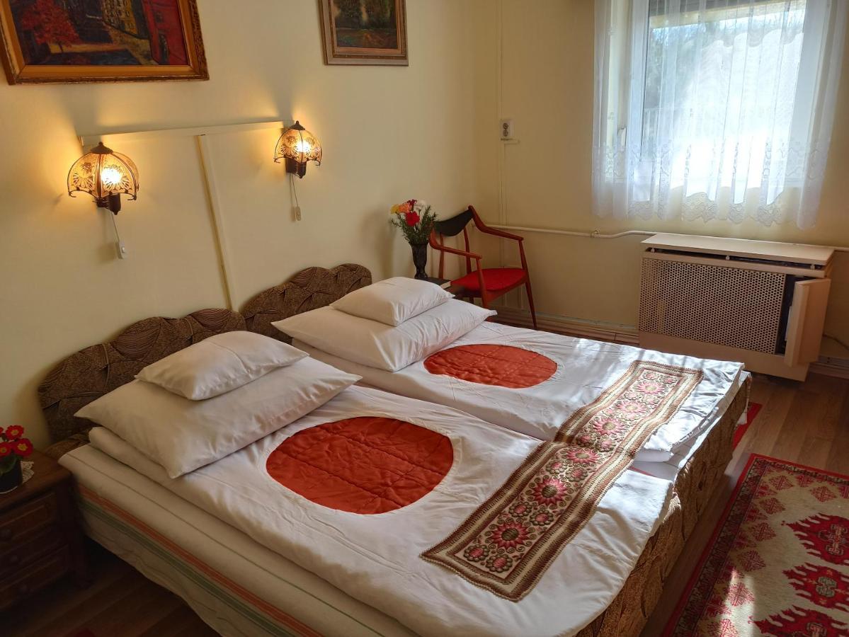 Opusztaszeri Mozes Vendeghaz Hotel Ngoại thất bức ảnh