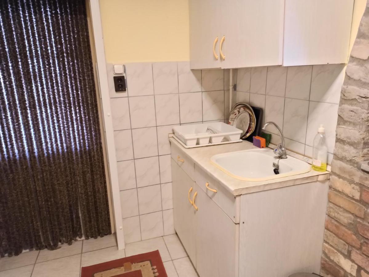 Opusztaszeri Mozes Vendeghaz Hotel Ngoại thất bức ảnh