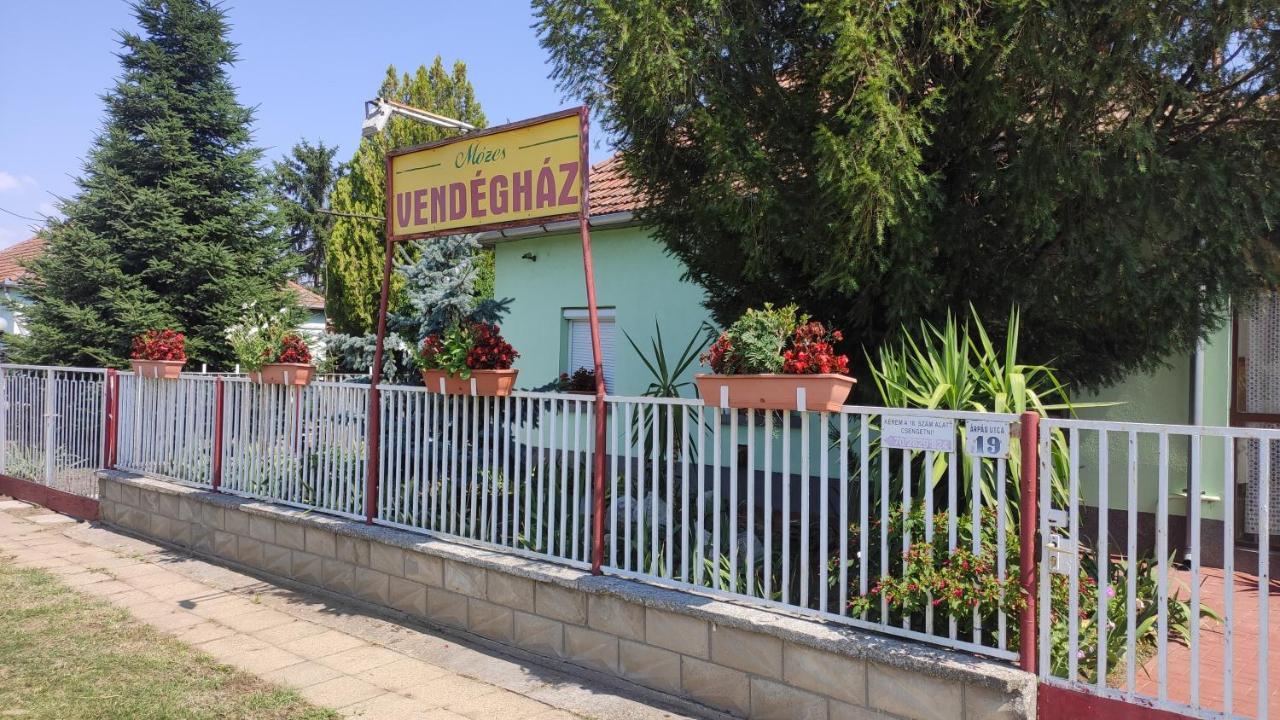 Opusztaszeri Mozes Vendeghaz Hotel Ngoại thất bức ảnh