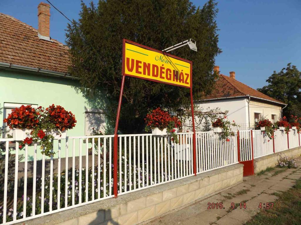 Opusztaszeri Mozes Vendeghaz Hotel Ngoại thất bức ảnh