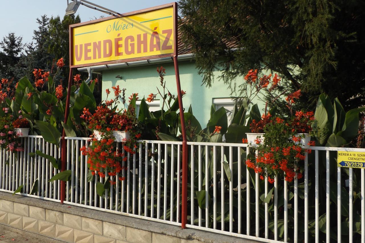 Opusztaszeri Mozes Vendeghaz Hotel Ngoại thất bức ảnh
