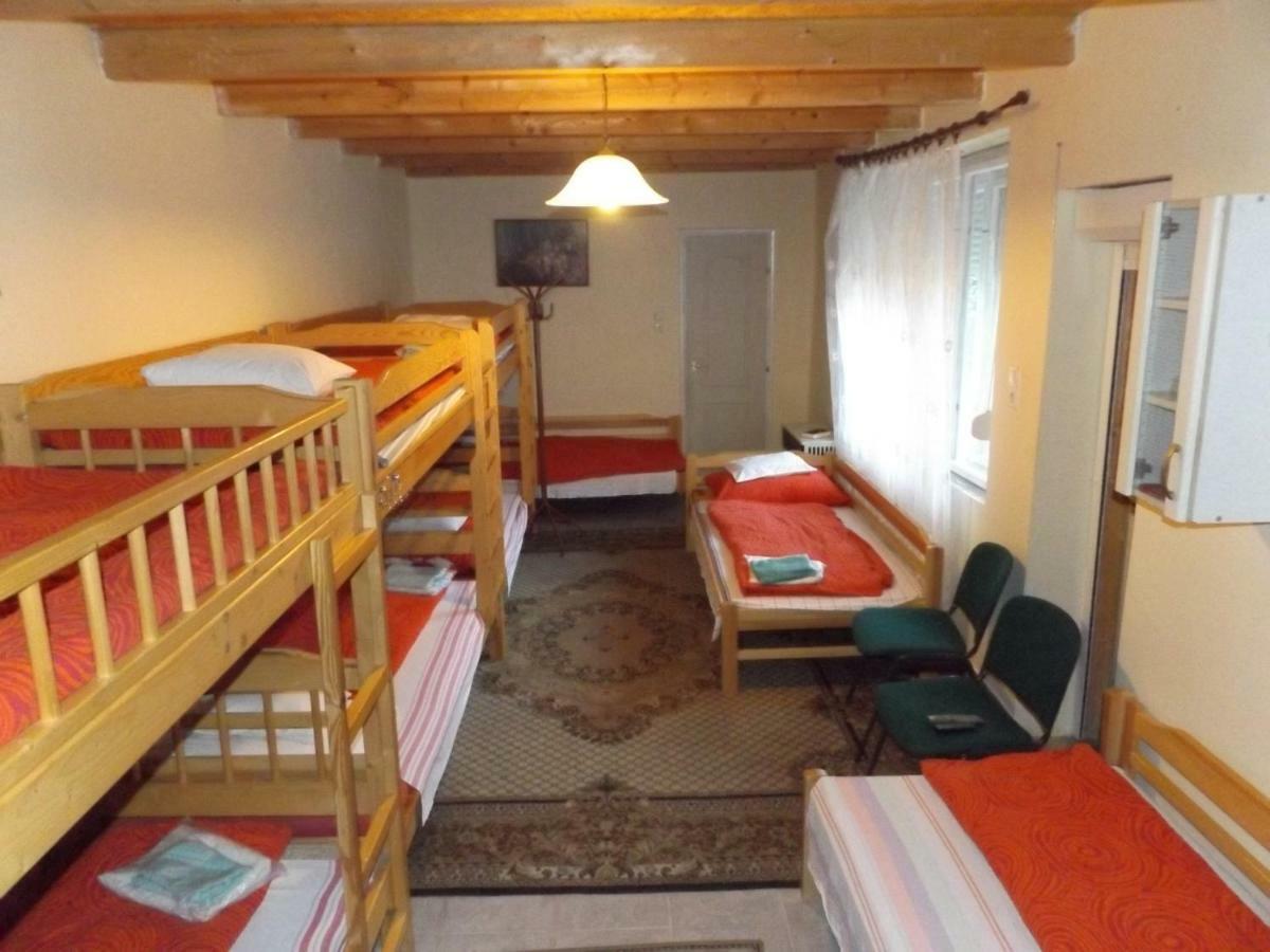 Opusztaszeri Mozes Vendeghaz Hotel Ngoại thất bức ảnh