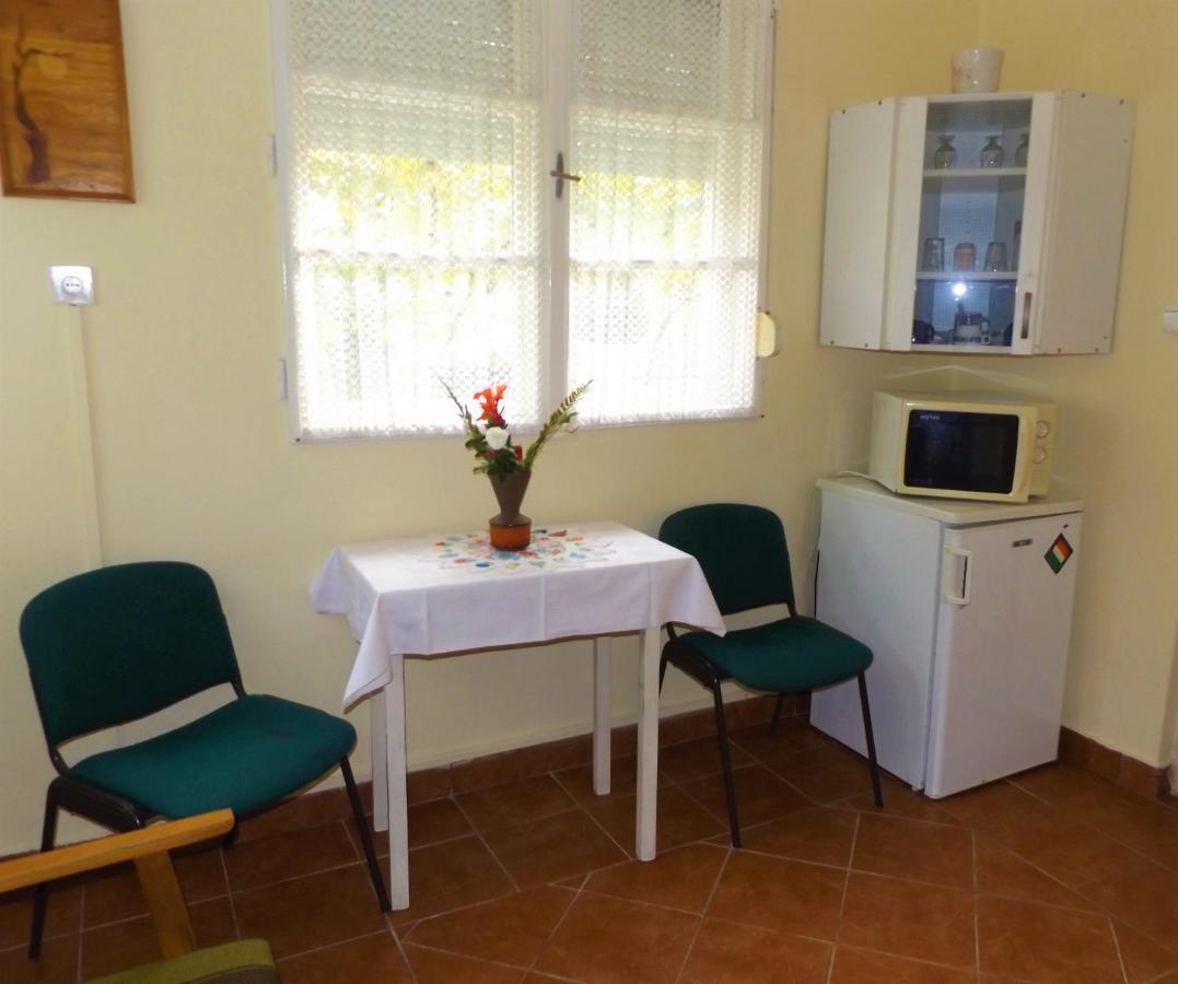 Opusztaszeri Mozes Vendeghaz Hotel Ngoại thất bức ảnh