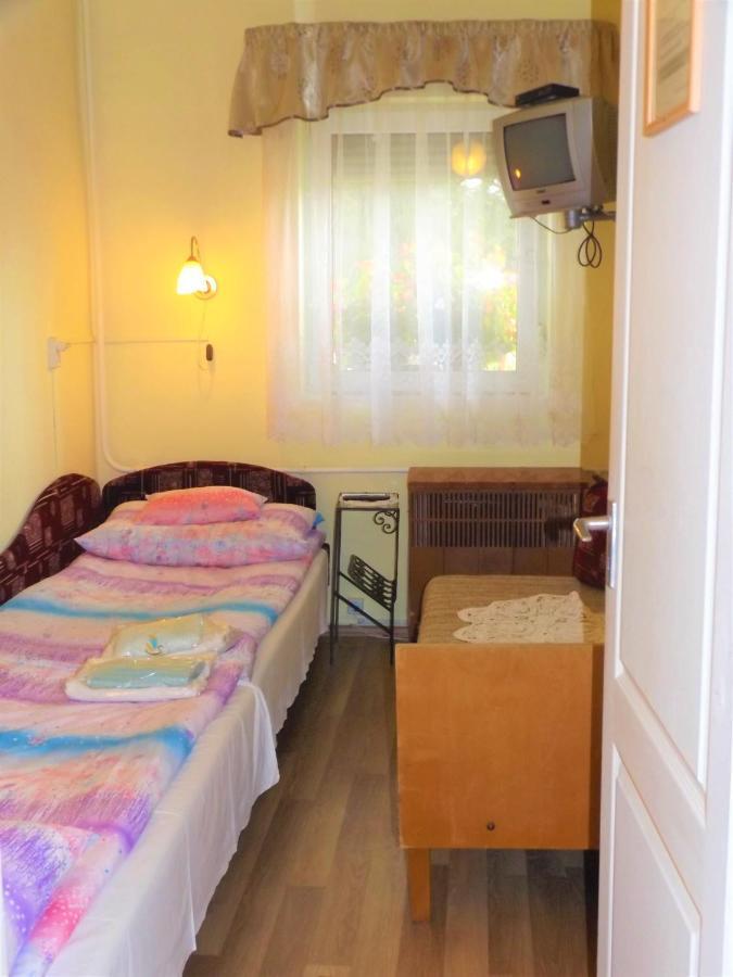 Opusztaszeri Mozes Vendeghaz Hotel Ngoại thất bức ảnh
